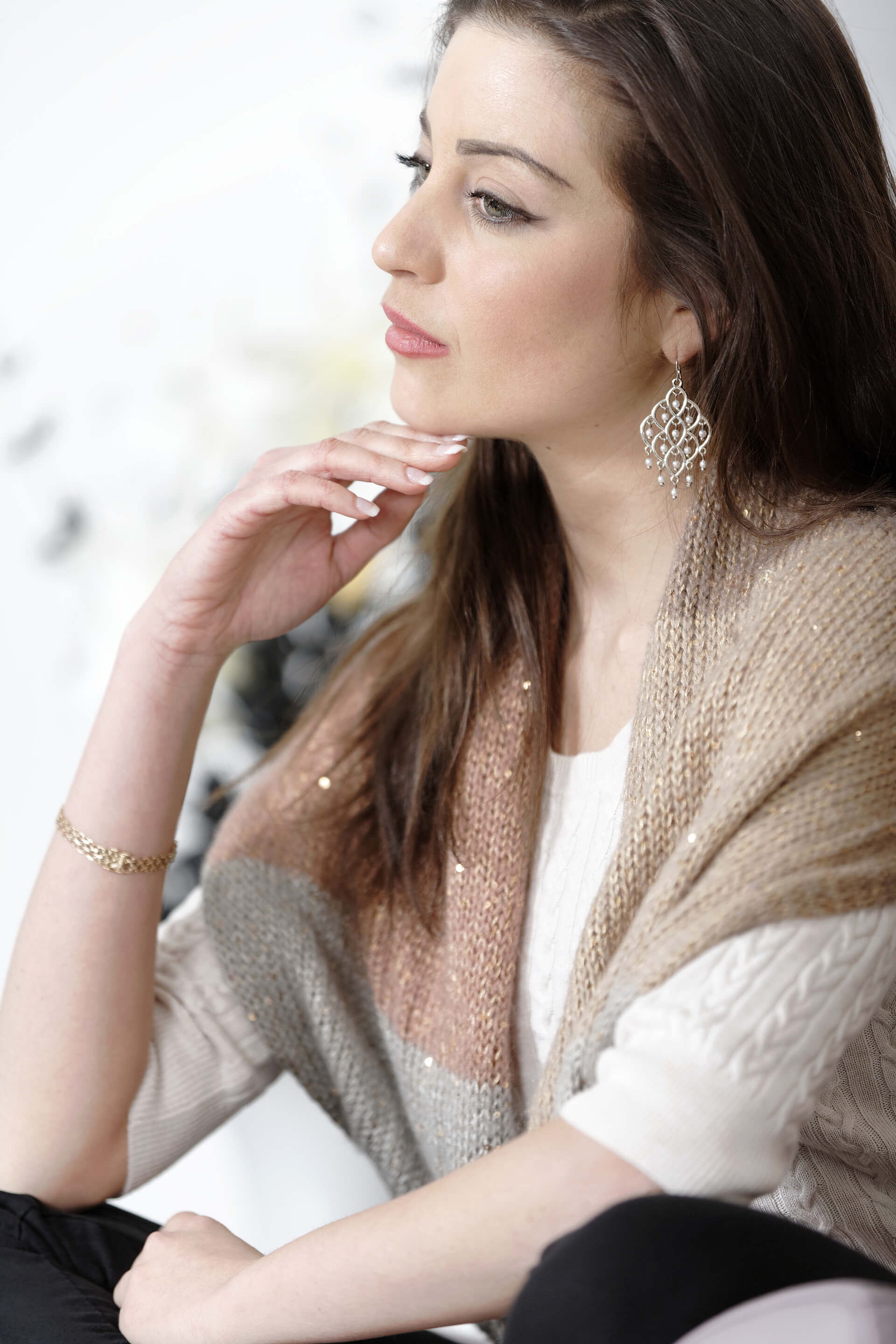 Деликатни обеци и колие в хармония със skin tone