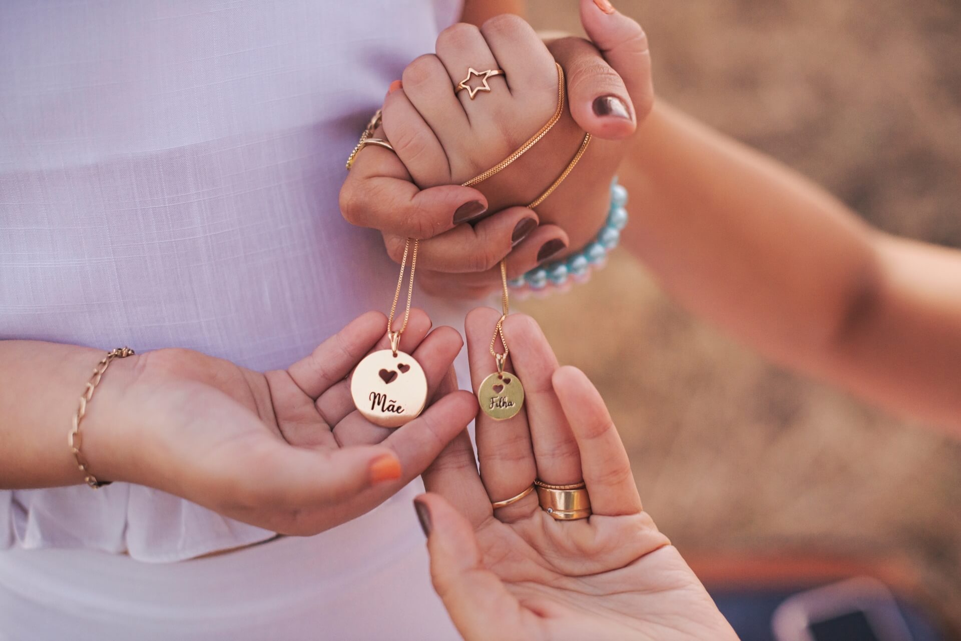 Колие с лично послание като подарък