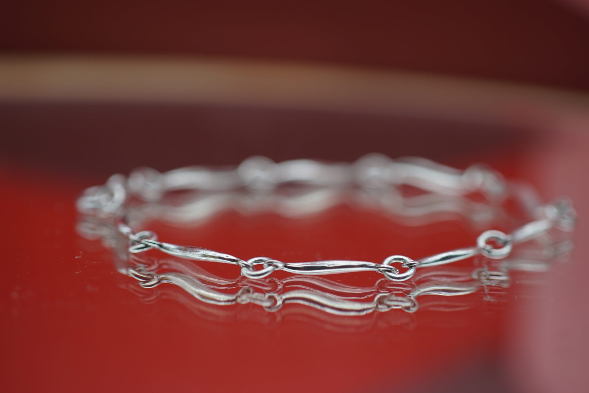 Сребърна гривна с талисмани и символични елементи