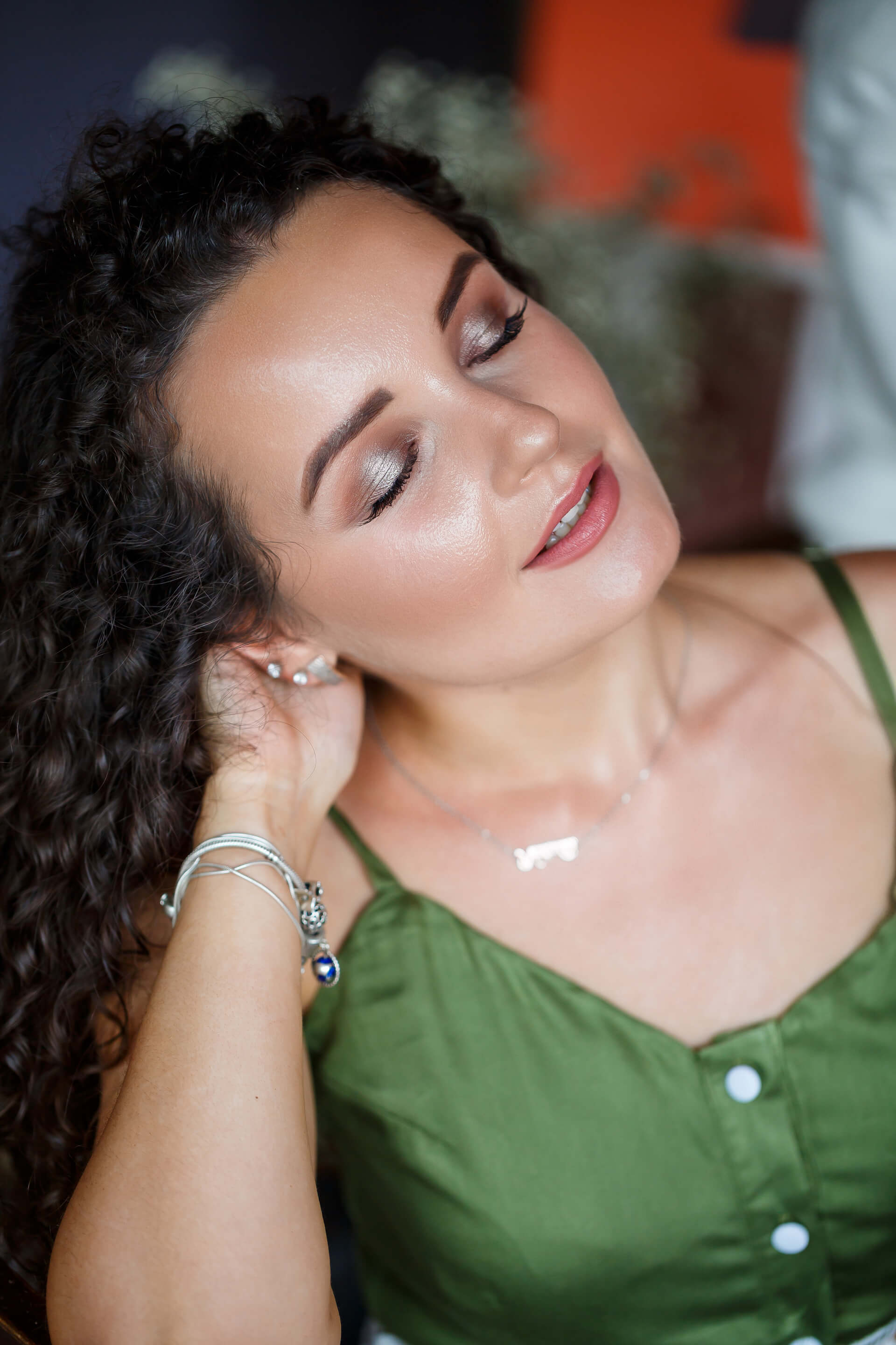 Жена със стилно съчетани обеци и колие