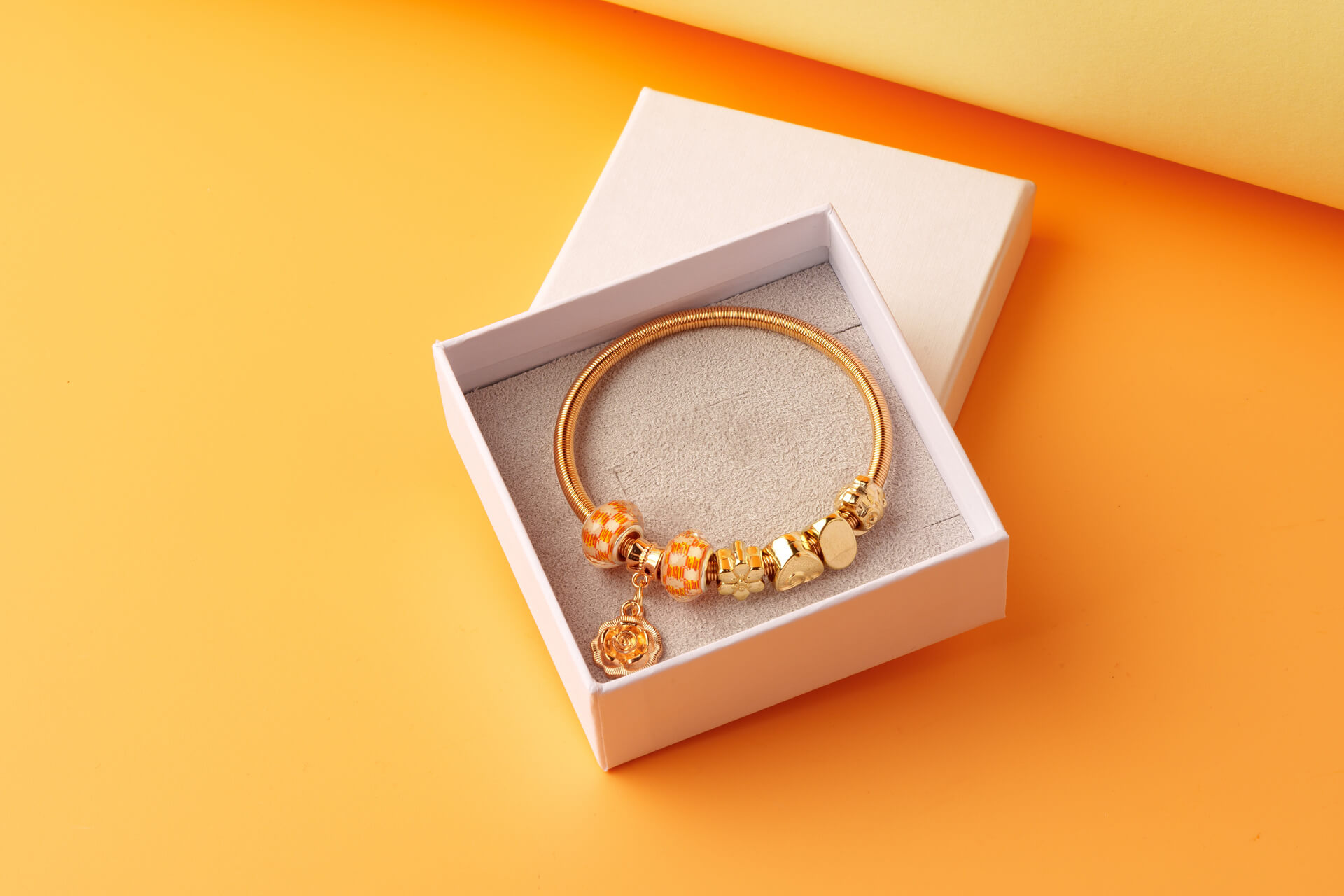 Как да започнете комбинирането на Pandora Charms