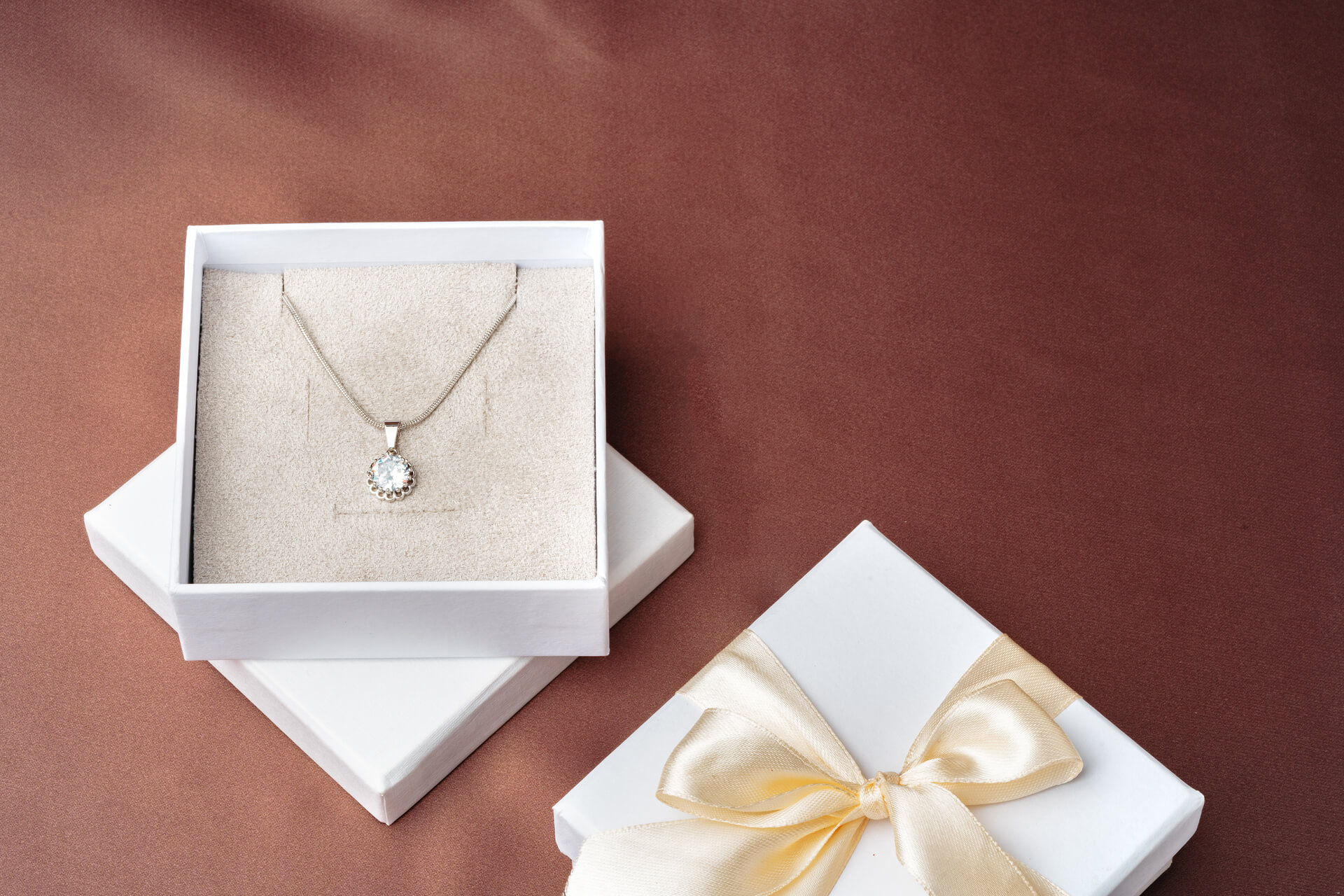 Защо бижутата са отличен избор за коледен подарък