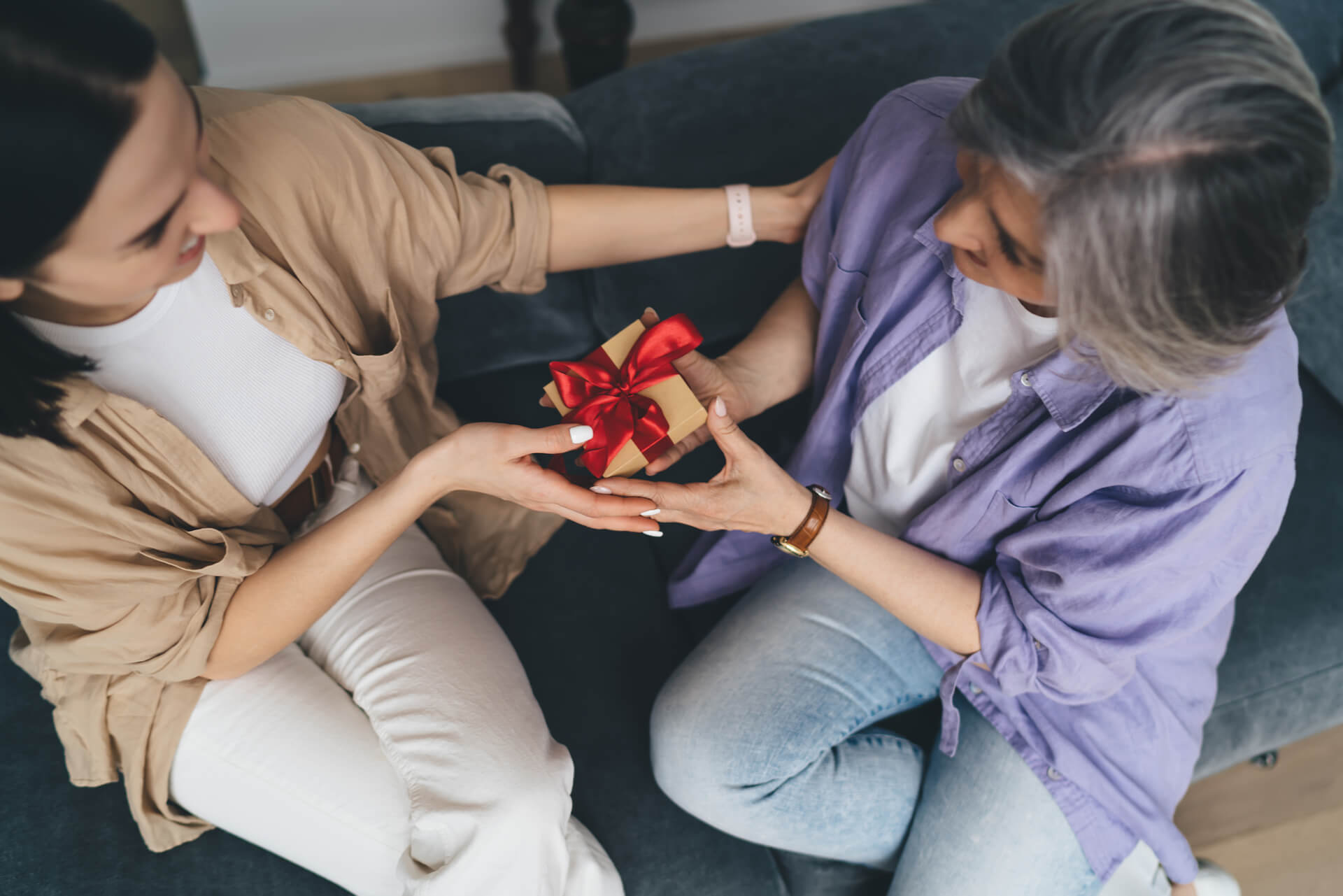 Защо бижуто е най-смисленият подарък за майка